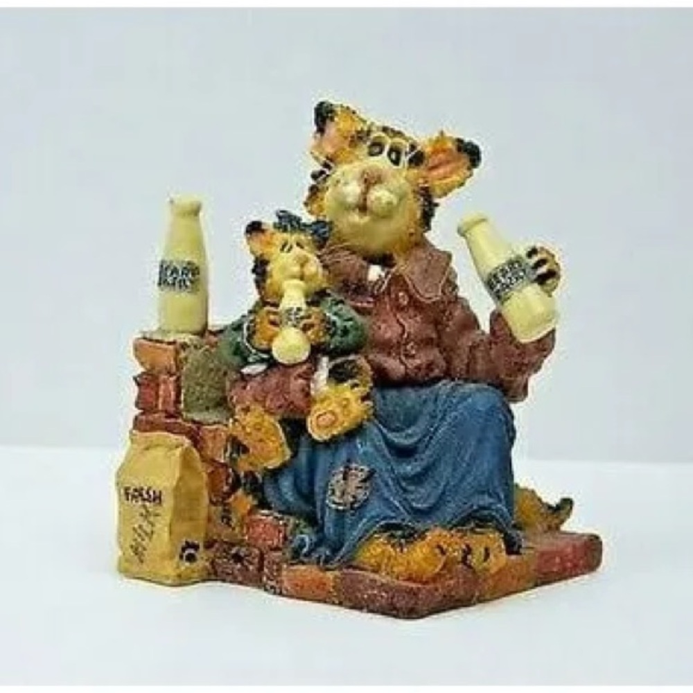 Boyd’s bears mama craftycat with lil’ sipper … Got cream?